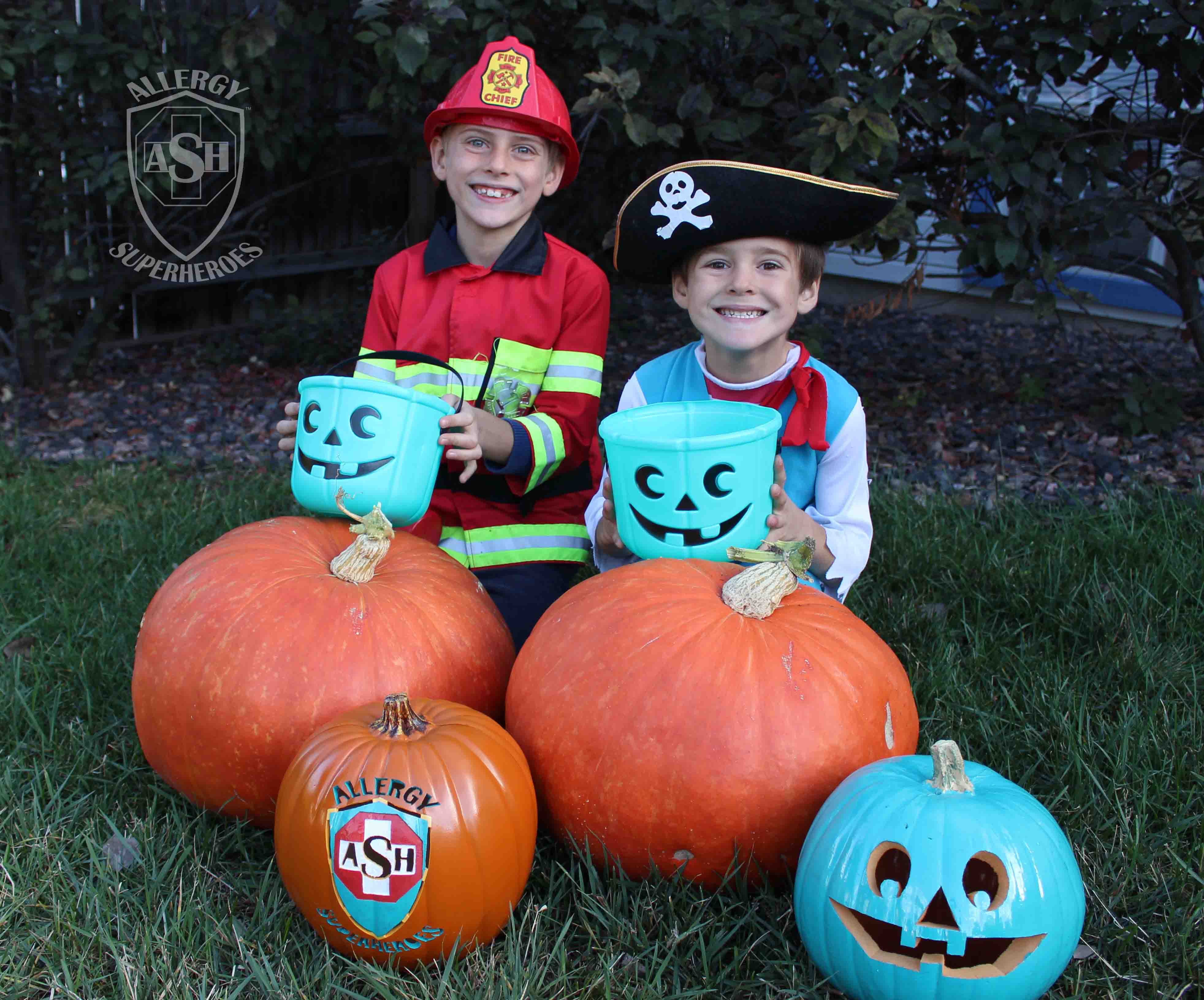 teal-pumpkin-candy-buckets-with-kids-food-allergy-superheroes-blog